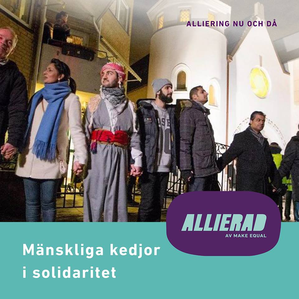 Fotografi från 2015 när bildade muslimer en mänsklig kedja runt synagogan i Oslo för att protestera mot polarisering och splittring.